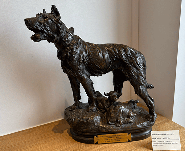 Berger briard, bronze de Prosper Lecourtier